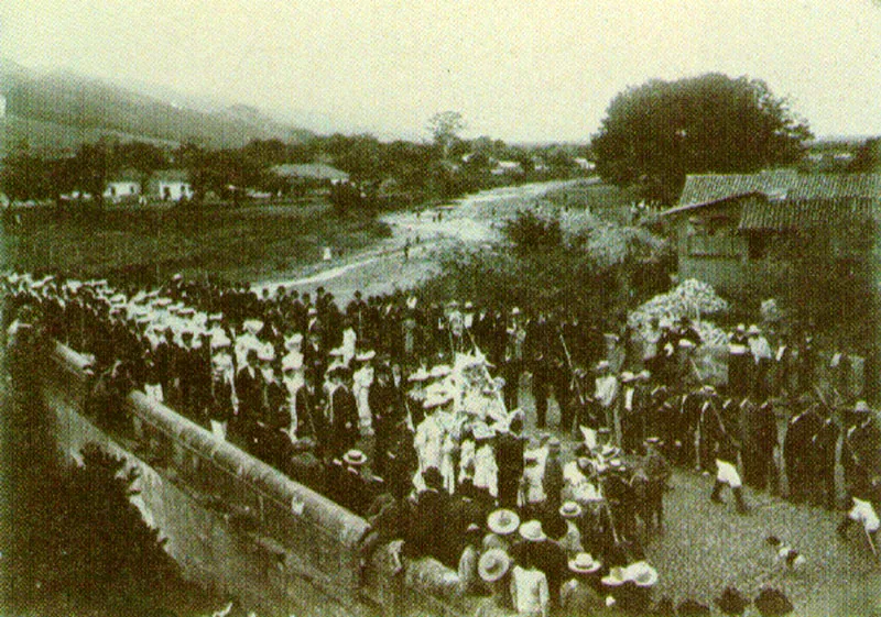IGNACIO PALAU.
Procesión en inmediaciones de Cali. 1900c.
Copia en gelatina. 11.9 X 16.6 cm.
Propiedad Cecilia Cárdenas de Fischer, Bogotá.
