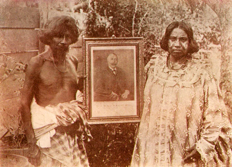 ANONIMO. Cacique guajiro José Dolores y su esposa sostienen un retrato del Presidente Reyes. Guajira. 1909c. Fotografía publicada en el libro Excursiones Presidenciales", de Pedro A. Pedraza, Norwood, 1909.