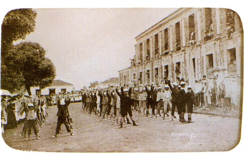 QUINTILIO GAVASSA.  Nios de las Escuelas Pblicas intervienen en el desfile del 7 de agosto. Bucaramanga. 1910. Copia reciente de negativo gelatina vidrio. Propiedad Edmundo Gavassa Villamizar, Bucaramanga. 