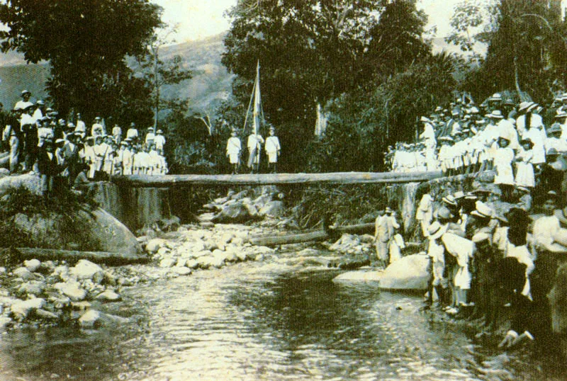 GAVASSA E HIJO.  Celebracin cvica. Bucaramanga. 1915c. Copia en albmina.  12.7 x 17.7 cm. Propiedad Rosalbina y Mara Teresa Barn Wilches, Bucaramanga. 