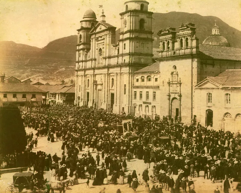 HENRI DUPERLY. Procesión de Corpus Christi frente a la Catedral. Bogotá. 1895c. Copia en gelatina. 18.4 x 24.5 cm. Propiedad Carlos Montoya Restrepo, Bogotá