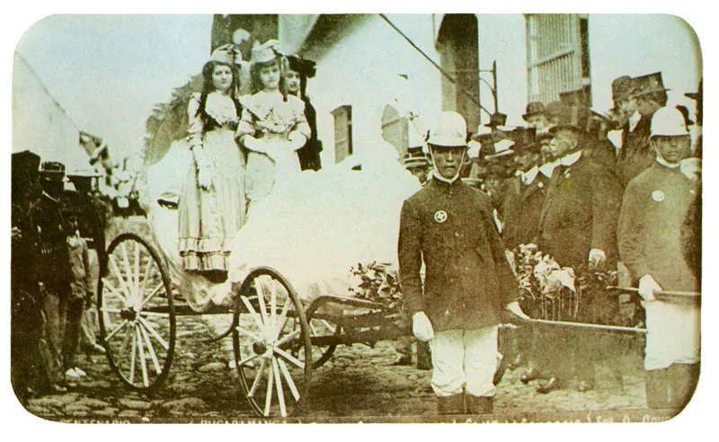 QUINTILIO GAVASSA. Carroza del Club del Comercio en el desfile del Centenario. Bucaramanga. 1910. Copia reciente de negativo gelatina vidrio. Propiedad Edmundo Gavassa Villamizar, Bucaramanga.