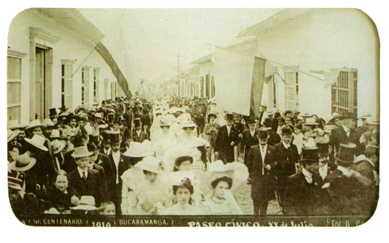 QUINTILIO GAVASSA. Desfile cívico con motivo de la celebración del Centenario de la Independencia. Bucaramanga. 1910. Copia reciente de negativo gelatina vidrio. Propiedad Edmundo Gavassa Villamizar, Bucaramanga,