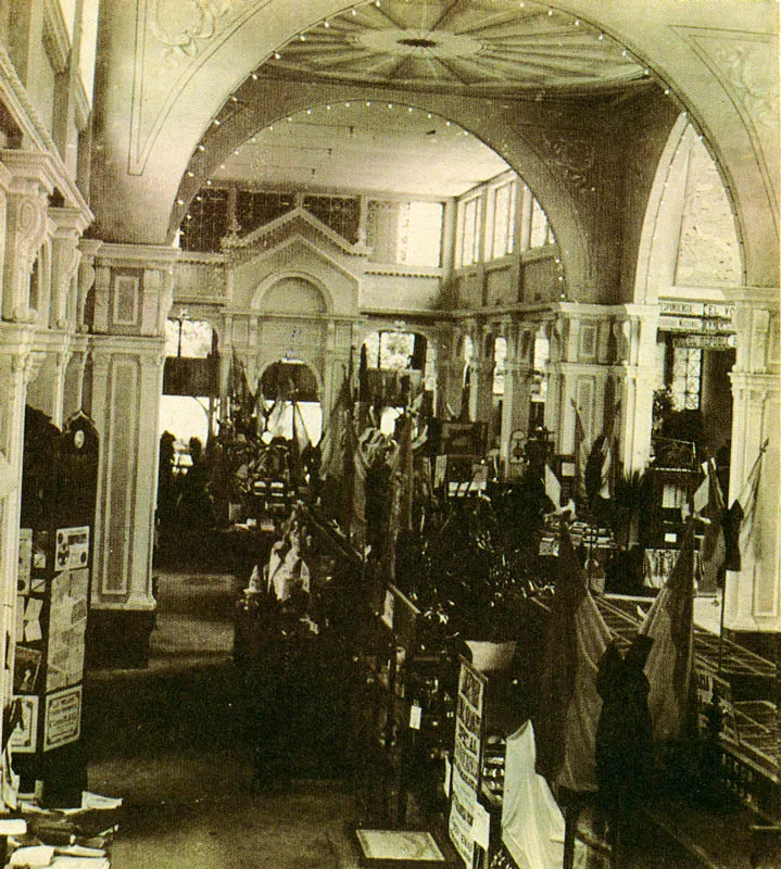 FERNANDO CARRIZOSA. Interior del Pabellón de la lndustria, Bogotá, 1910 Copia en gelatina para aparato estereoscópico reproducida parcialmente. 8.4 x 7.2 cm. Propiedad María Carrizosa de Umaña, Bogotá.