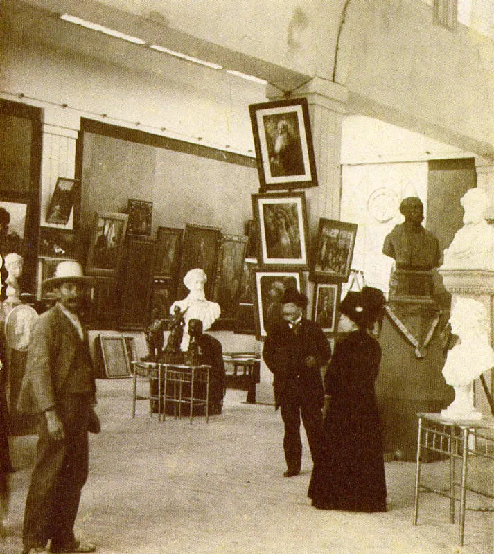 FERNANDO CARRIZOSA. Interior del Pabellón de Bellas Artes. Bogotá. 1910. Copia en gelatina para aparato estereoscópico reproducida parcialmente. 8.4 x 7.2 cm. Propiedad María Carrizosa de Umaña, Bogotá.
