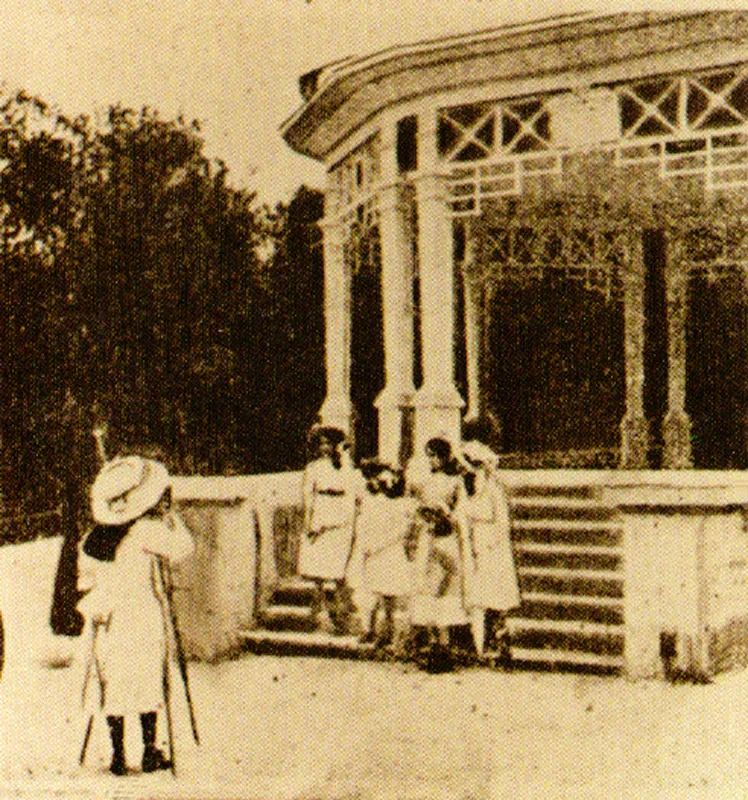 ANONIMO. Grupo de niños tomando fotografías en el Parque del Centenario. Bogotá. 1910. Fotografía publicada en El Gráfico octubre lo. de 1910.