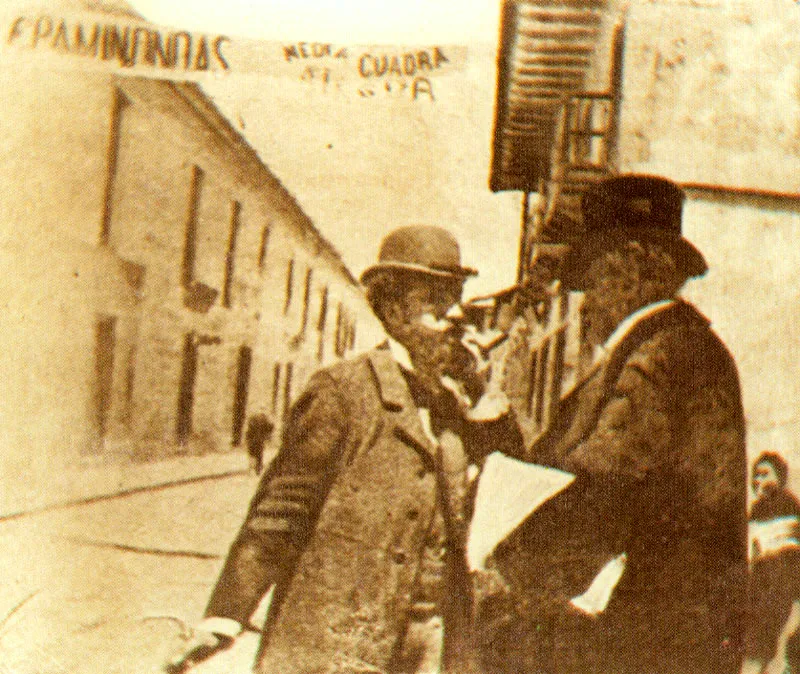 RAFAEL BORRERO VEGA. 
Jos Asuncin Silva y Antonio Vargas V.
conversando a la salida del anfiteatro. Bogot.
1896.
Fotografa tomada con una kodak, publicada
en Revista Ilustrada No. 2, Bogot, julio 9 de 1898. 