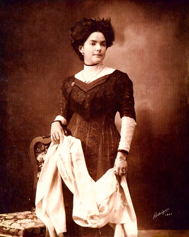 MELITON RODRIGUEZ. Julia Jaramillo. Medellín. 1907. Copia reciente de negativo gelatina vidrio. 25.3 x 20.1 cm. Archivo Fotografía Rodríguez, Medellín.