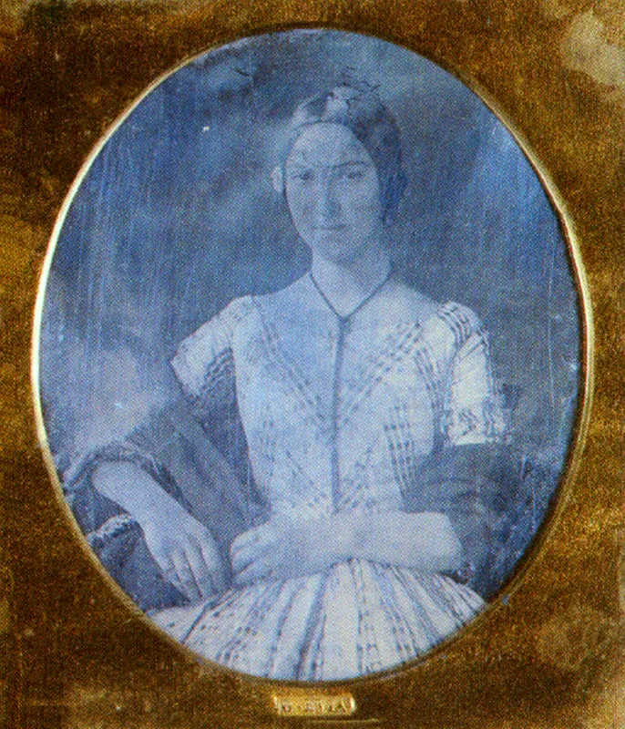 LUIS GARCIA HEVIA Retrato femenino. Bogot. 1850c. Daguerrotipo. 8.2 x 6.9 cm. Propiedad lun Uribe, Bogot. 