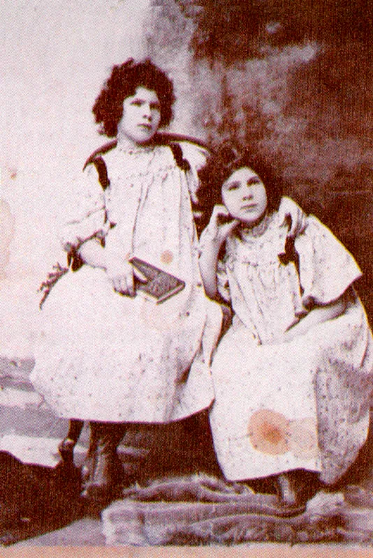 ALFREDO ANGUEYRA
Retrato de dos hermanas. Bogotá. 1898c.
Copia en albúmina. 14.9 X 10.3 cm.
Propiedad Oswaldo Duperly, Chía.