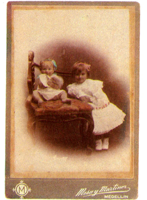 MESA & MARTINEZ.
Retrato de dos niños. Medellín. 1900c.
Copia en gelatina. 13.2 x 9.3 cm.
Propiedad Jorge Ortiz, Medellín.