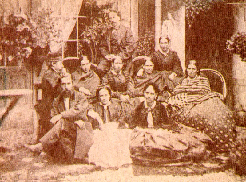 Atribuído a JULIO RACINES.
Primera fila: Crisóstomo Osorio Ricaurte,
Carmen Gutiérrez de Osorio y Clara
Azcuénaga de Osorio. Segunda fila:
Alejandro Osorio Ricaurte, Josefa Rizo de
Osorio, Ignacia Osorio Ricaurte, Emilla
Osorio de Ortiz, Josefa Osorio Ricaurte y
Matilde Osorio de Marroquín. Atrás:
Ignacio Osorio Ricaurte, Bogotá. 1880c.
Copia en albúmina a partir de negativo
en papel. 15.3 x 22.5 cm..
Propiedad Guillermo Hernández de Alba,
Bogotá.