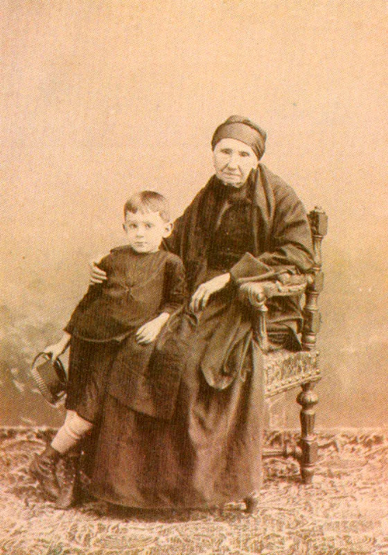 JULIO RACINES. Cleotilde Triana de Lleras y Eduardo Lleras Codazzi, Bogotá. 1890c. Copia en albúmina. 13.9 x 9.6 cm. Propiedad Camilo Lleras Bogotá.