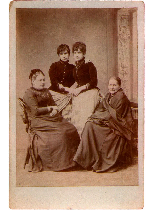 ANTONIO FACCINI.  Grupo femenino. Bogot. 1875c.  Copia en albmina. 14.2 x 9.7 cm. Propiedad particular, Bogot. 