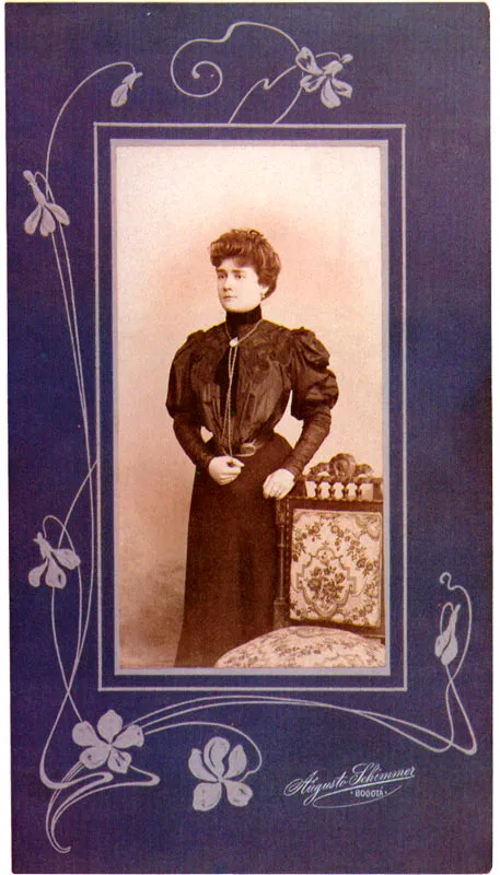 AUGUSTO SCHIMMER. Retrato femenino. Bogotá. 1905c. Copia en gelatina. 15.1 x 7.6 cm. Propiedad particular, Bogotá.