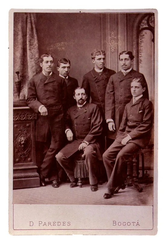 DEMETRIO PAREDES.  Grupo masculino. Bogot. 1875c. Copia en albmina. 13.9 x 10. 1 cm. Propiedad Pilar Moreno de Angel, Bogot. 