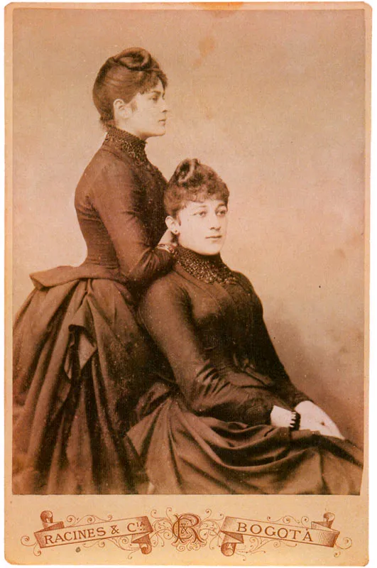 RACINES & CIA. Retrato de dos damas. Bogotá, 1880c. Copia en albúmina. 13.9 x 10.0 cm. Propiedad José Joaquín Herrera, Bogotá.