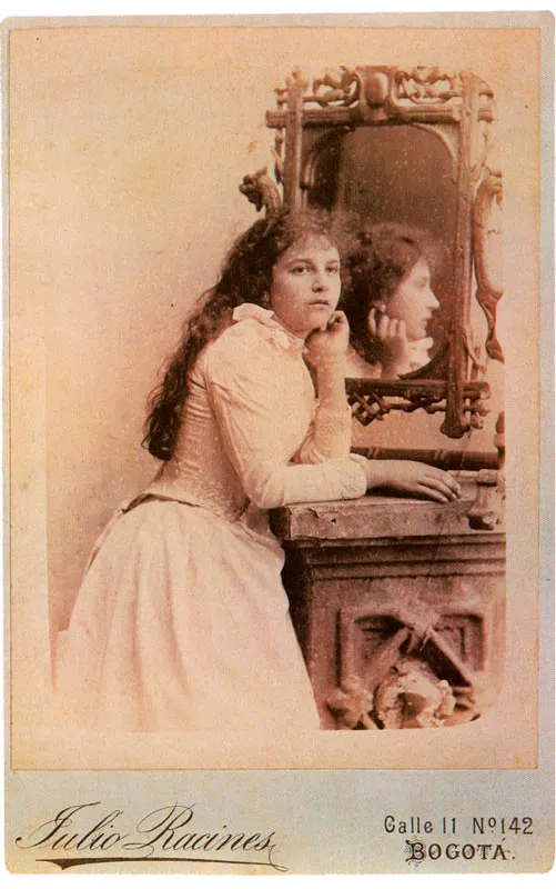 JULIO RACINES. Retrato femenino. Bogotá. 1875c. Copia en albúmina. 14.1 x 9.9 cm. propiedad particular, Bogotá.