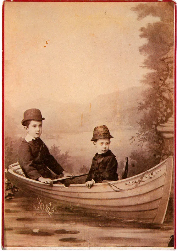 JULIO RACINES. Retrato de dos niños. Bogotá. 1885c. Copia en albúmina. 15.4 x 10.5 cm. Propiedad Elvira de Pardo, Bogotá.