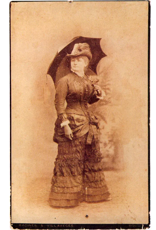 RACINES & VILLAVECES Retrato femenino. Bogotá. 1878c. Copia en albúmina. 20.9 X 12.8 cm. Propiedad Francisco Norden, Bogotá.
