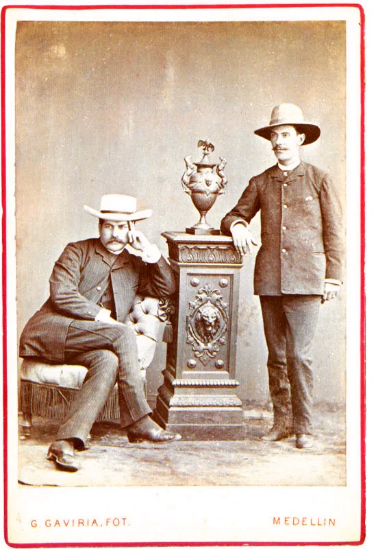 GONZALO GAVIRIA. Marco A. Poveda y un amigo. Medellín. 1885c. Copia en albúmina. 14.1 X 9,8 Cal. Propiedad particular. Bogotá.