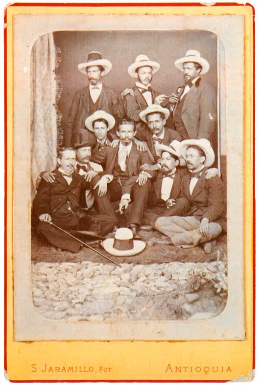 SIXTO JARAMILLO. Grupo masculino. Antioquía. 1887c. Copia en albúmina. 14.2 x 9.9 cm. Propiedad Rosalbina y María Teresa Barón Wilches, Bucaramanga.