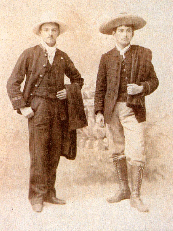 JUAN M. CARRASQUILLA.  Carlos Matiz con un amigo. Bogot. 1890c. Copia en gelatina. 13.9 X 10.0 cm. Propiedad particular, Bogot. 