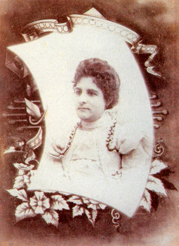EZEQUIEL DE LA HOZ. Retrato femenino. Bogotá. 1898c. Copia en albúmina, 14,1 X 10.2 cm. Propiedad particular, Bogotá.