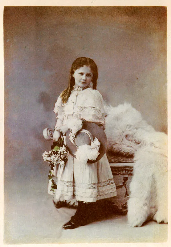 HENRY DUPERLY.
Retrato de niña. Bogotá. 1900c.
Copia en albúmina iluminada.
14.7 x 10.1 cm.
Propiedad Oswaldo Duperly y familia,
Chía.