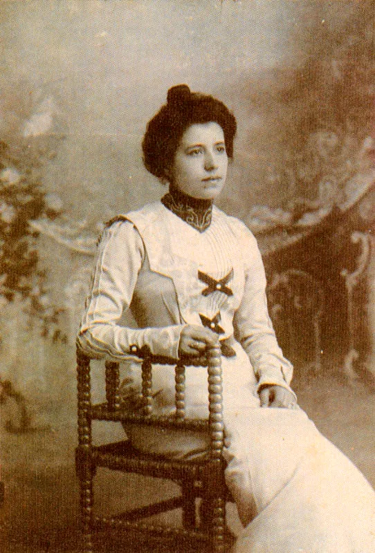 HENRY DUPERLY.
Retrato femenino. Bogotá. 1900c.
Copia en albúmina. 14.6 x 10.5 cm.
Propiedad Ardila & Lleras, Bogotá.