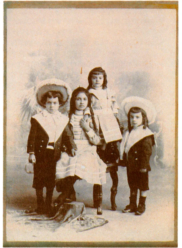 HENRY DUPERLY.
Grupo de niños. Bogotá. 1 1900c.
Copia en albúmina. 14.6 X 10.5 cm.
Propiedad Ardila & Lleras, Bogotá.