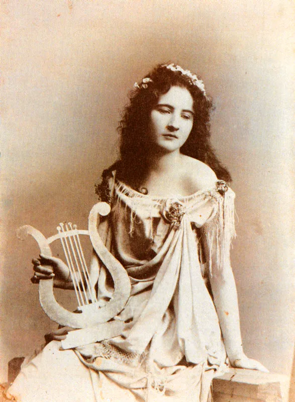 HENRI DUPERLY.
Blanca Angeyra de Duperly. Bogotá. 1905c.
Copia en albúmina. 15.8 x 11.4 cm.
Propiedad Oswaldo Duperly y familia,
Chía.