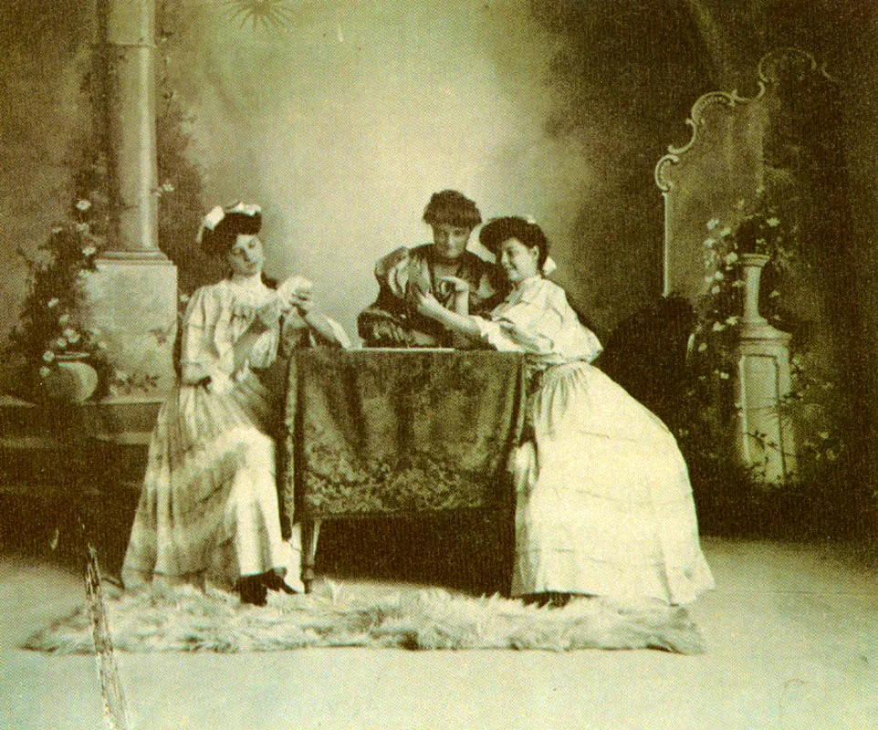 HENRI DUPERLY.
Jugando cartas, Bogotá. 1900c.
Copia en albúmina. 9.9 x 11.7 cm.
Propiedad Oswaldo Duperly y familia,
Chía.