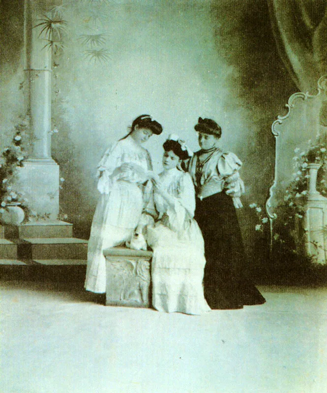 HENRI DUPERLY.
Lectura familiar. Bogotá. 1900c.
Copia en albúmina. 12.1 x 10.1 cm.
Propiedad Oswaldo Duperly y familia,
Chía.