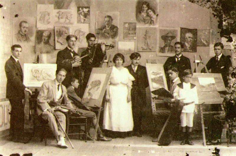 QUINTILIO GAVASSA. 
 Grupo de estudiantes de la Escuela de
 Bellas Artes de Bucaramanga. 19 17.
 Copia reciente de negativo gelatina vidrio.
 16.4 X 21.5 cm.
 Propiedad Luis Enrique Figueroa,
 Bucaramanga. 