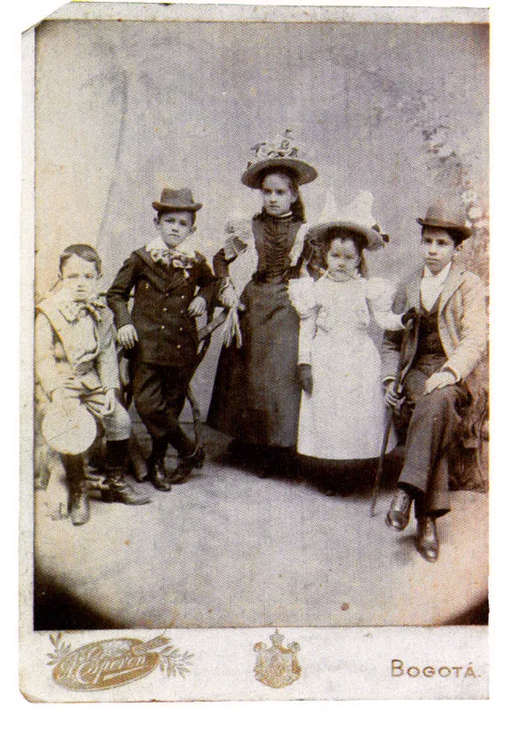 ANTONIO ESPERON. Agustín Nieto, Luis Eduardo Nieto, Magdalena Caballero. Bogotá. 1897. Copia en albúmina. 21.6 x 16?3 cm. Propiedad Paulina Nieto de caro, Bogotá.