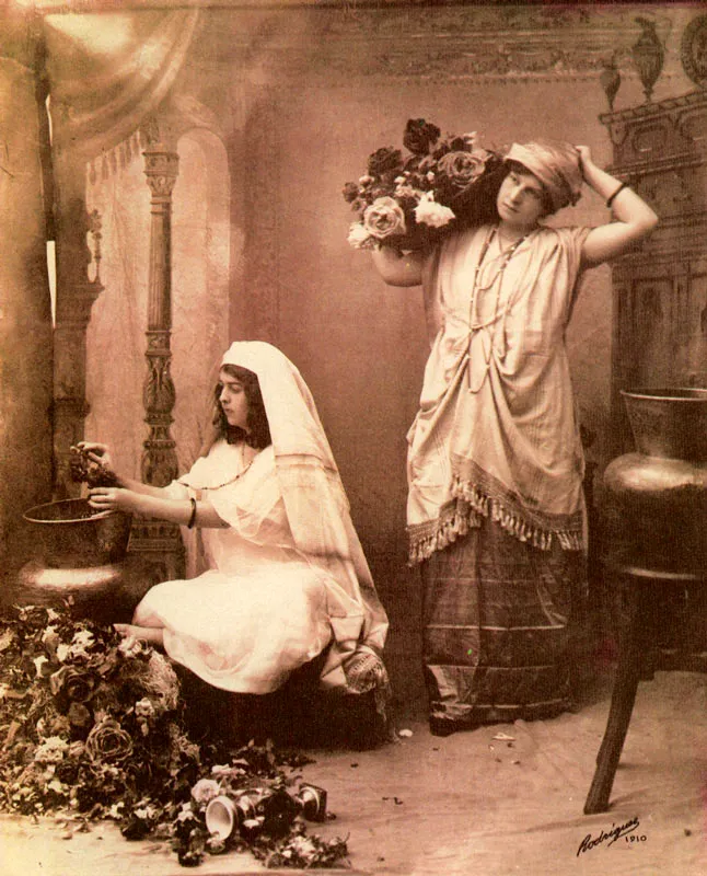 MELITON RODRIGUJEZ.
"Cosecha de Rosas" Medellín. 1910,
Copia reciente de negativo gelatina vidrio.
25.0 x 20.0 Cm.
Archivo Fotografía Rodríguez, Medellín.