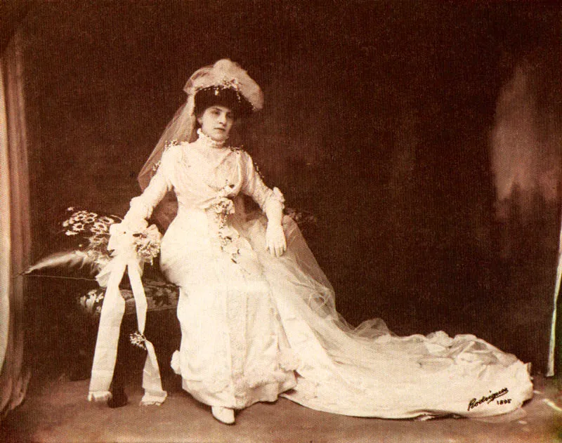 MELITON RODRIGUEZ. María Aristizabal. Medellín. 1895. Copia reciente de negativo gelatina vidrio. 25.3 X 20.1 cm. Archivo Fotografía Rodríguez Medellín.