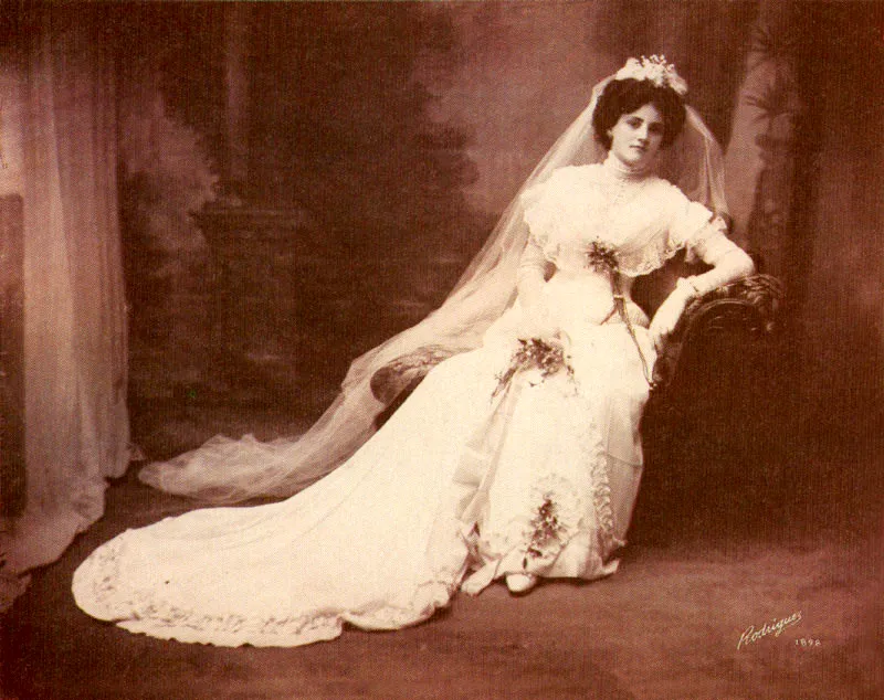 MELITON RODRIGUEZ. María Uribe. Medellín. 1898. Copia reciente de negativo gelatina vidrio. 25.3 X 20.1 cm. Archivo Fotografía Rodríguez, Medellín.
