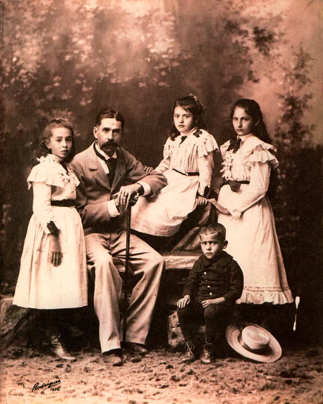 MELITON RODRIGUEZ. 
 Dioclesiano  Osorio e hijos. Medelln  1898,
Copia reciente de negativo gelatina vidrio.
25,3 x 20.1 cm.
Archivo Fotografa Rodrguez, Medelln. 