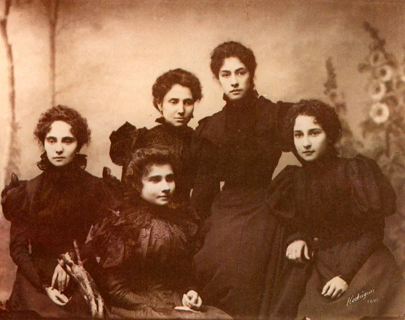 MELITON RODRIGUEZ.
Ellas Tobón e hijos. Medellín. 18?93.
Copia reciente de negativo gelatina vidrio.
25.3 X 20.1 cm.
Archivo Fotografía Rodríguez, Medellín.