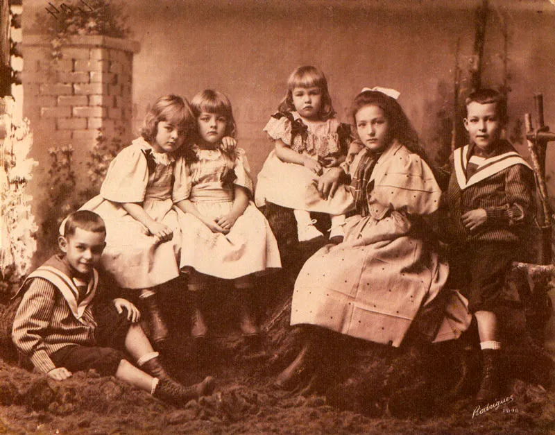 MELITON RODRIGUEZ.
Grupo de niños, hijos de Jorge Backman.
Medellín. 1898.
Copia reciente de negativo gelatina vidrio.
25.3 x 20.1 cm.