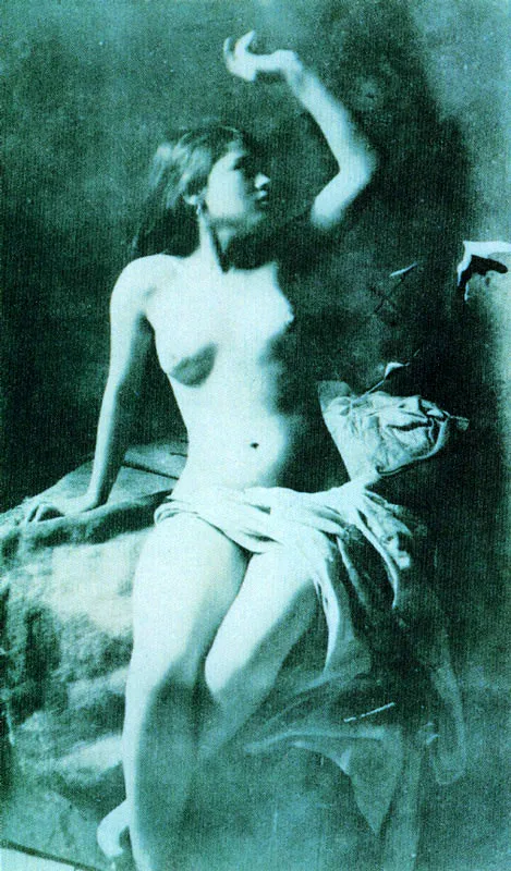 DIONISIO CORTES.  Desnudo femenino. Bogot. 1920c. Copia en gelatina. 14.0 x 8.8 cm. Coleccin Fondo Cultural Cafetero, Bogot. 