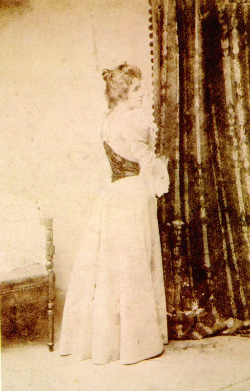 PABLO PERRASE.
Retrato femenino Cali. 1899.
Copia en gelatina. 19.9 X 14.0 cm.
Propiedad Patricia MacAllister, Bogotá.