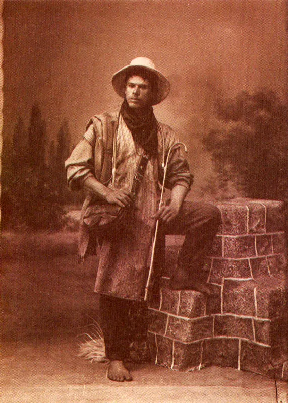 BENJAMIN DE LA CALLE. Retrato masculino. Medellín. 1915c. copia reciente de negativo gelatina vidrio. 16.3 x 12.0 cm. Colección Biblioteca Pública Piloto, Medellín.