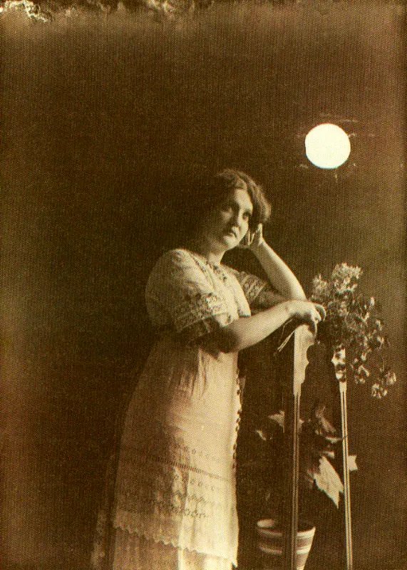 BENJAMIN DE LA CALLE. Retrato femenino. Medellín. 1913. Copia reciente de negativo gelatina vidrio. 17.8 x 12.9 cm. Colección Biblioteca Público Piloto, Medellín.