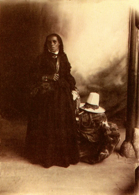 BENJAMIN DE LA CALLE. María Analina Restrepo. Yarumal. 1899. Copia reciente de negativo gelatina vidrio. 17.8 x 12.9 cm. Colección Biblioteca Pública Piloto, Medellín.