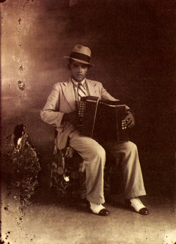 BENJAMIN DE LA CALLE. Retrato masculino. Medellín. 1925c. Copia reciente de negativo gelatina vidrio. 17.7 x 12.6 cm. Colección Biblioteca Pública Pilote), Medellín.