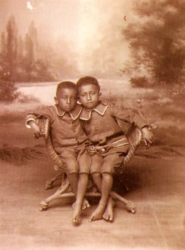 BENJAMIN DE LA CALLE. Retrato de dos hermanos. Medellín. 1910c. copia reciente de negativo gelatina vidrio. 16.4 x 11.9 cm. Colección Biblioteca Pública Piloto, Medellín,