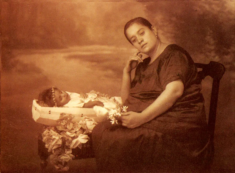 BENJAMIN DE LA CALLE.
Clementina Duque con su hija muerta.
Medellín 1914.
Copia reciente ale negativo gelatina
vidrio.
12.7 x 17.7 cm.
Colección Biblioteca Pública Piloto,
Medellín.